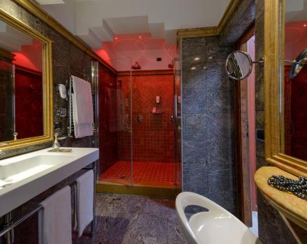 bagno 306 camera superior con doccia matrimoniale cromatica
