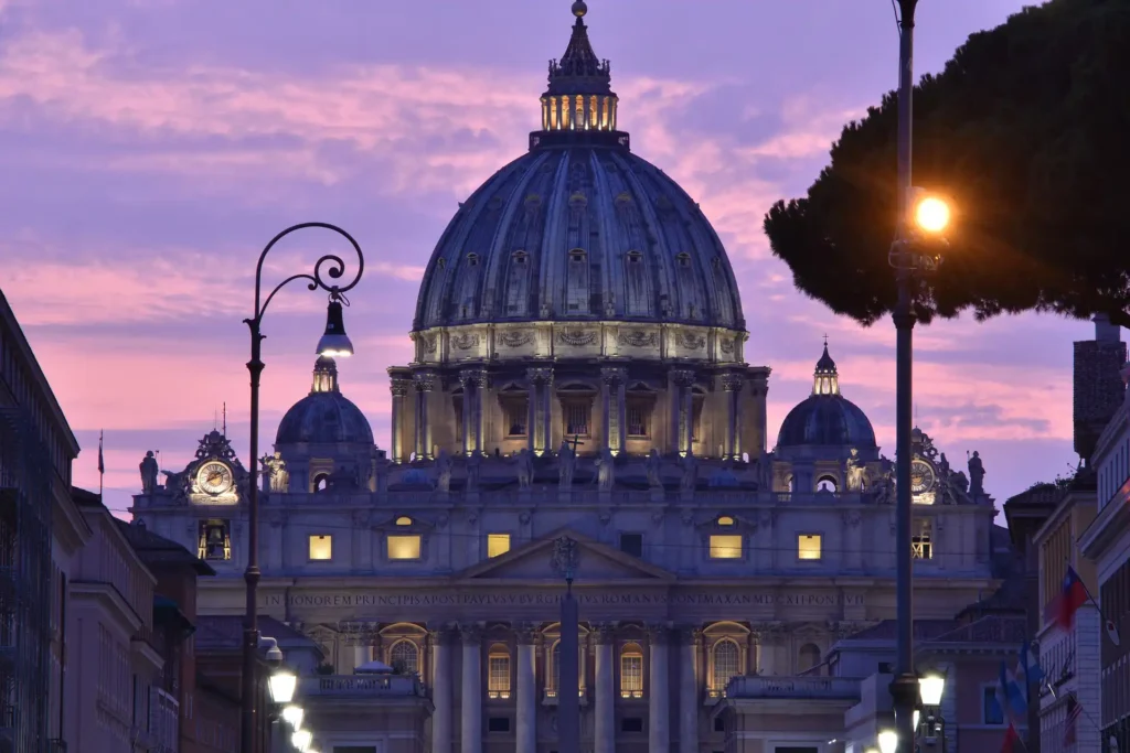 Nell'immagine, una vista della cupola di San Pietro al tramonto.